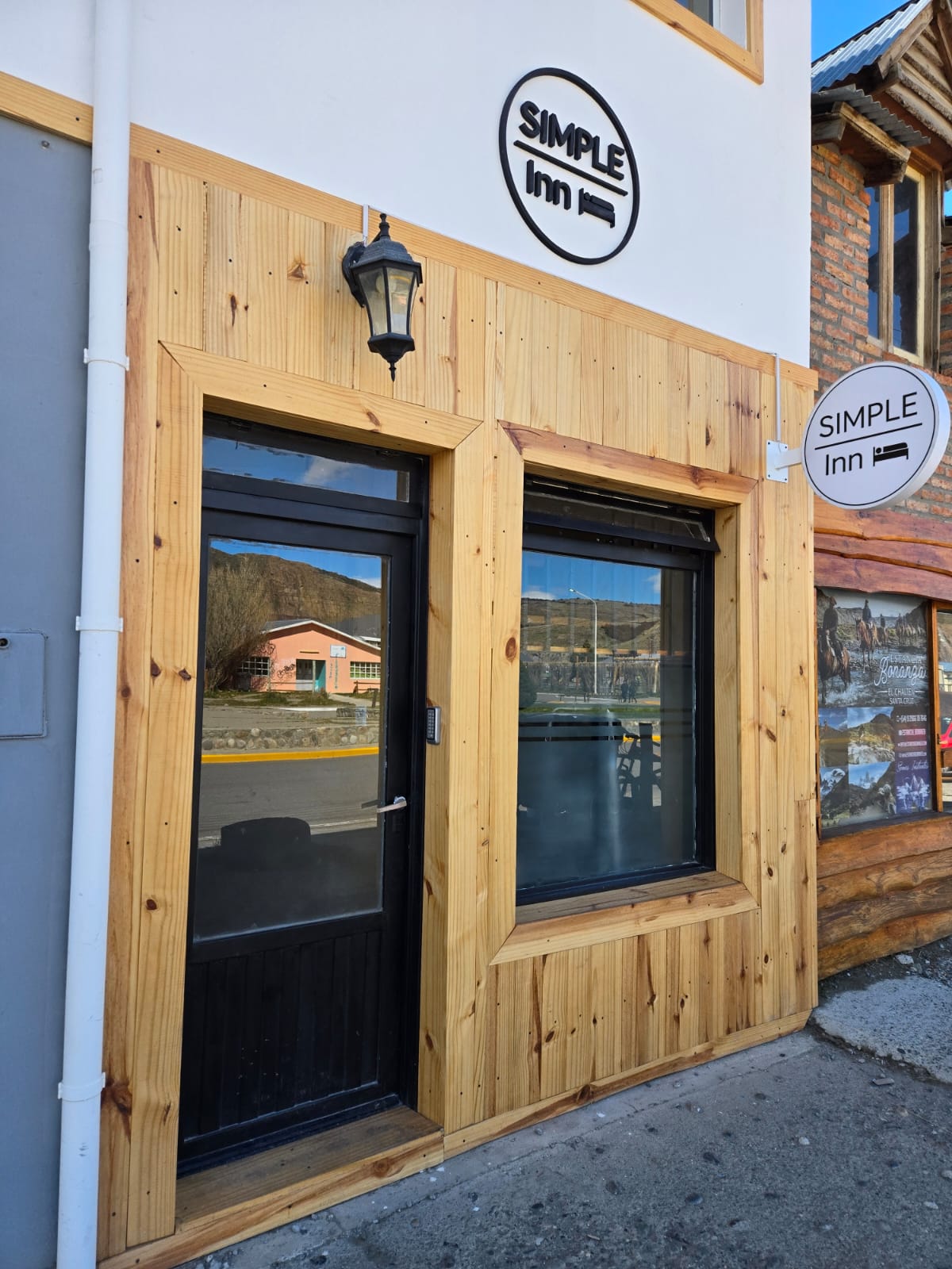Frente de Simple Inn en Güemes 17, El Chaltén